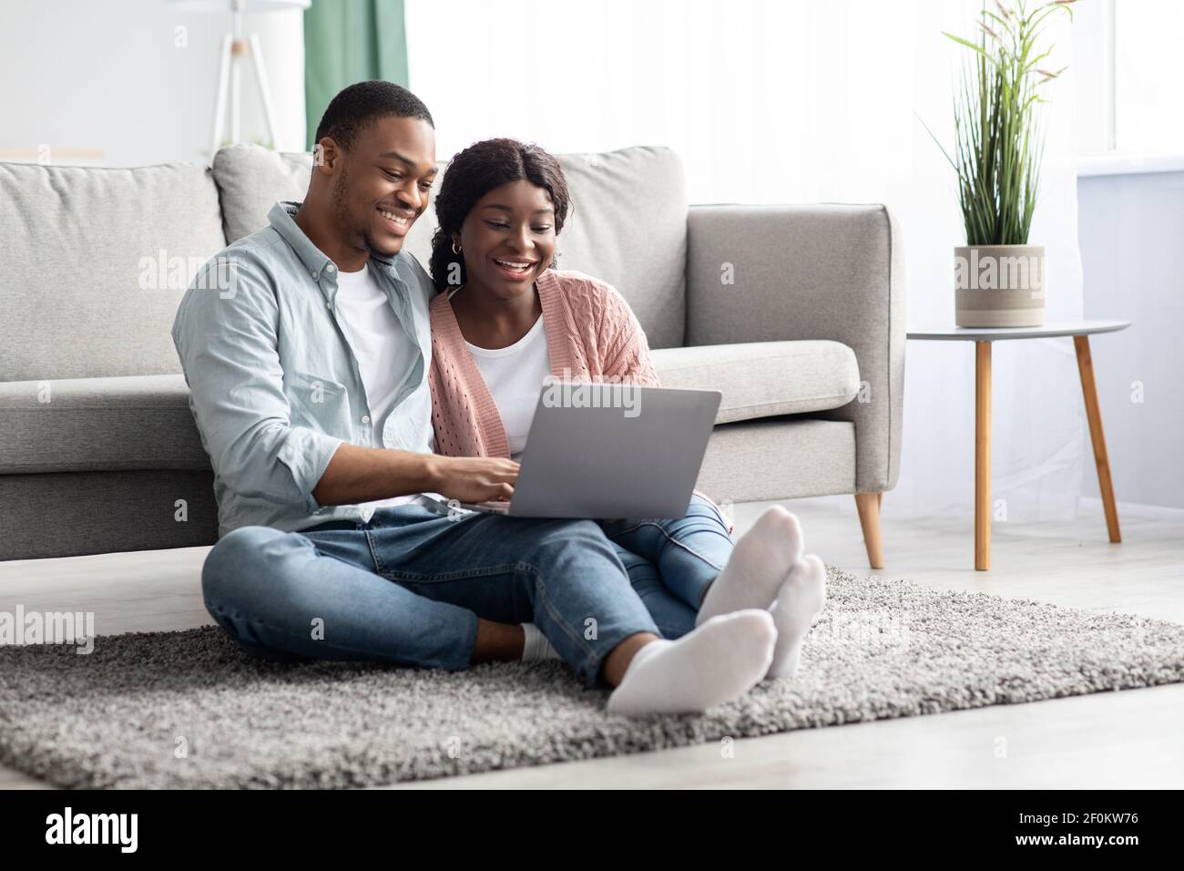 Sitting black family hi-res stock photography and images - Alamy