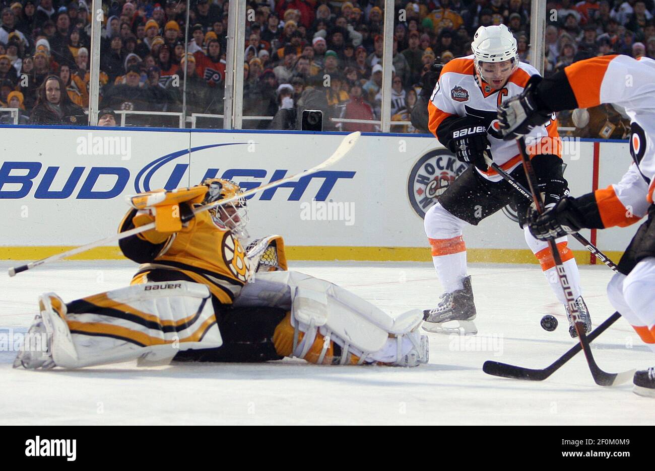 Boston Bruins beat Philadelphia Flyers 2-1 in Winter Classic