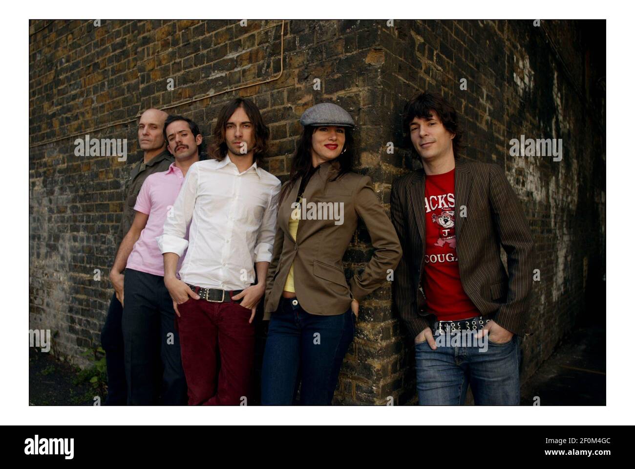 Juliette and the Licks.......Juliette Lewis (actress) with Paul ILL (Green top), Jason Morris (pink top), Kemble Walters (white top) and Todd Morse (red top) in west London.pic David Sandison 17/4/2005 Stock Photo