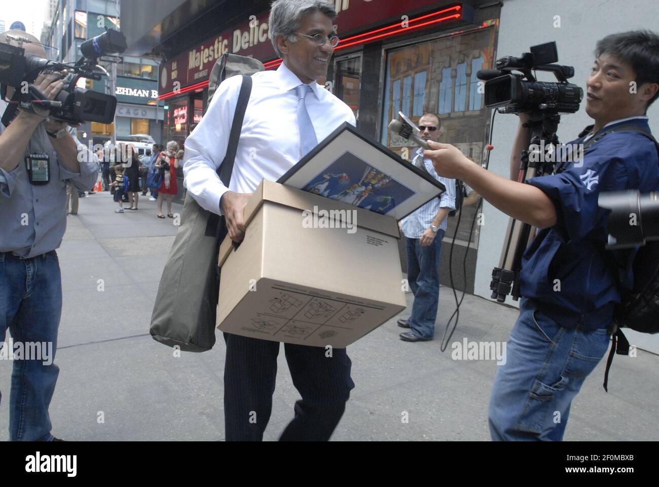 https://c8.alamy.com/comp/2F0MBXB/an-employee-of-lehman-brothers-holdings-inc-carries-a-box-out-of-the-lehman-brothers-global-headquarters-in-new-york-on-monday-september-15-2008-september-15-2016-is-the-8th-anniversary-of-the-collapse-of-lehman-bros-precipitating-the-great-recession-photo-by-richard-b-levine-please-use-credit-from-credit-field-2F0MBXB.jpg