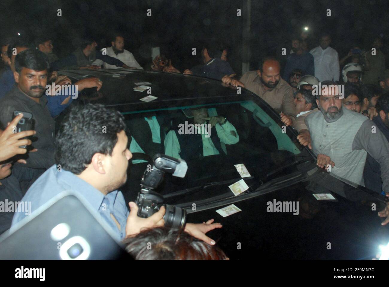 (1/10/2006) Pakistani former Prime minister Nawaz Sharif sit in a vehicle release from  Kot Lakpat jail after supreme court decision bail granted  for six weeks,  in Lahore. Pakistan's top Supreme Court on March 26 granted former premier Nawaz Sharif bail for six weeks, suspending his sentence and giving him the freedom to obtain medical treatment at a domestic hospital within the country” The court said Sharif who has heart-related issues. (Photo by Rana Sajid Hussain/Pacific Press/Sipa USA) Stock Photo