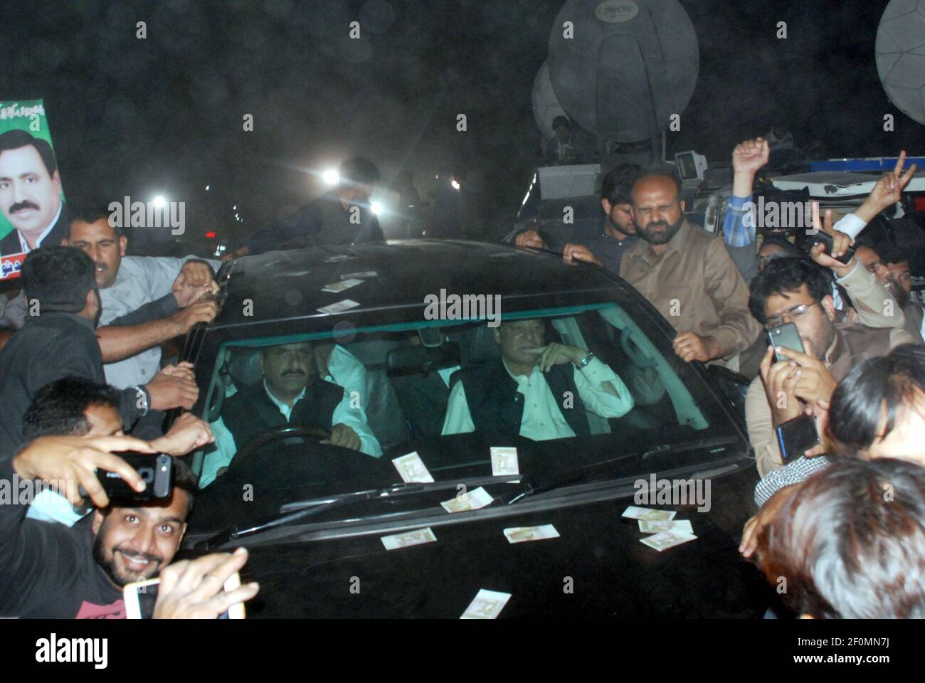(1/10/2006) Pakistani former Prime minister Nawaz Sharif sit in a vehicle release from  Kot Lakpat jail after supreme court decision bail granted  for six weeks,  in Lahore. Pakistan's top Supreme Court on March 26 granted former premier Nawaz Sharif bail for six weeks, suspending his sentence and giving him the freedom to obtain medical treatment at a domestic hospital within the country” The court said Sharif who has heart-related issues. (Photo by Rana Sajid Hussain/Pacific Press/Sipa USA) Stock Photo