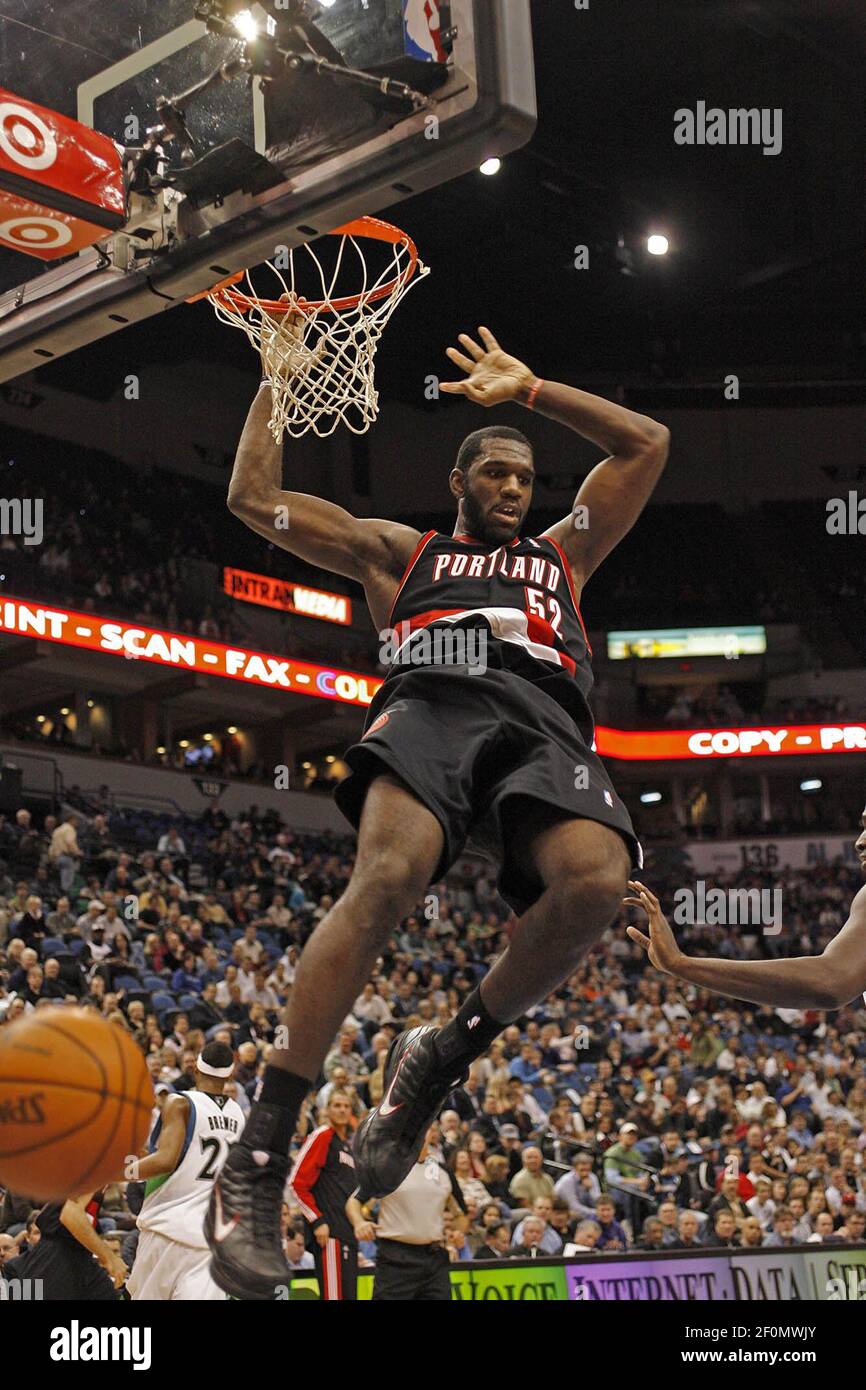 The Portland Trail Blazers' Greg Oden dunks against the Minnesota  Timberwolves at the Target Center in Minneapolis on November 11, 2009.  (Photo by Marlin Levison/Minneapolis Star Tribune/TNS/Sipa USA Stock Photo  - Alamy