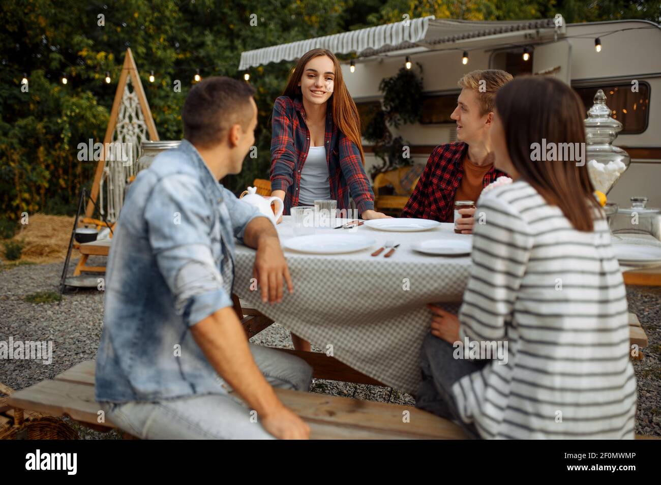 Group young friends sitting fire hi-res stock photography and images ...