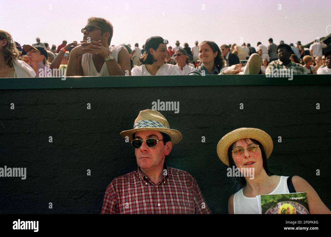 WIMBLEDON TENNIS CHAMPIONSHIPS JUNE 2001WATCHING TENNIS AT THE OPENING DAY OF WIMBLEDON Stock Photo