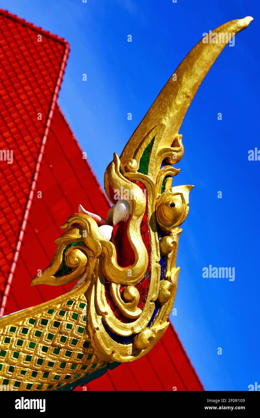 Drake incision roof red wat palaces bangkok asia sky Stock Photo - Alamy