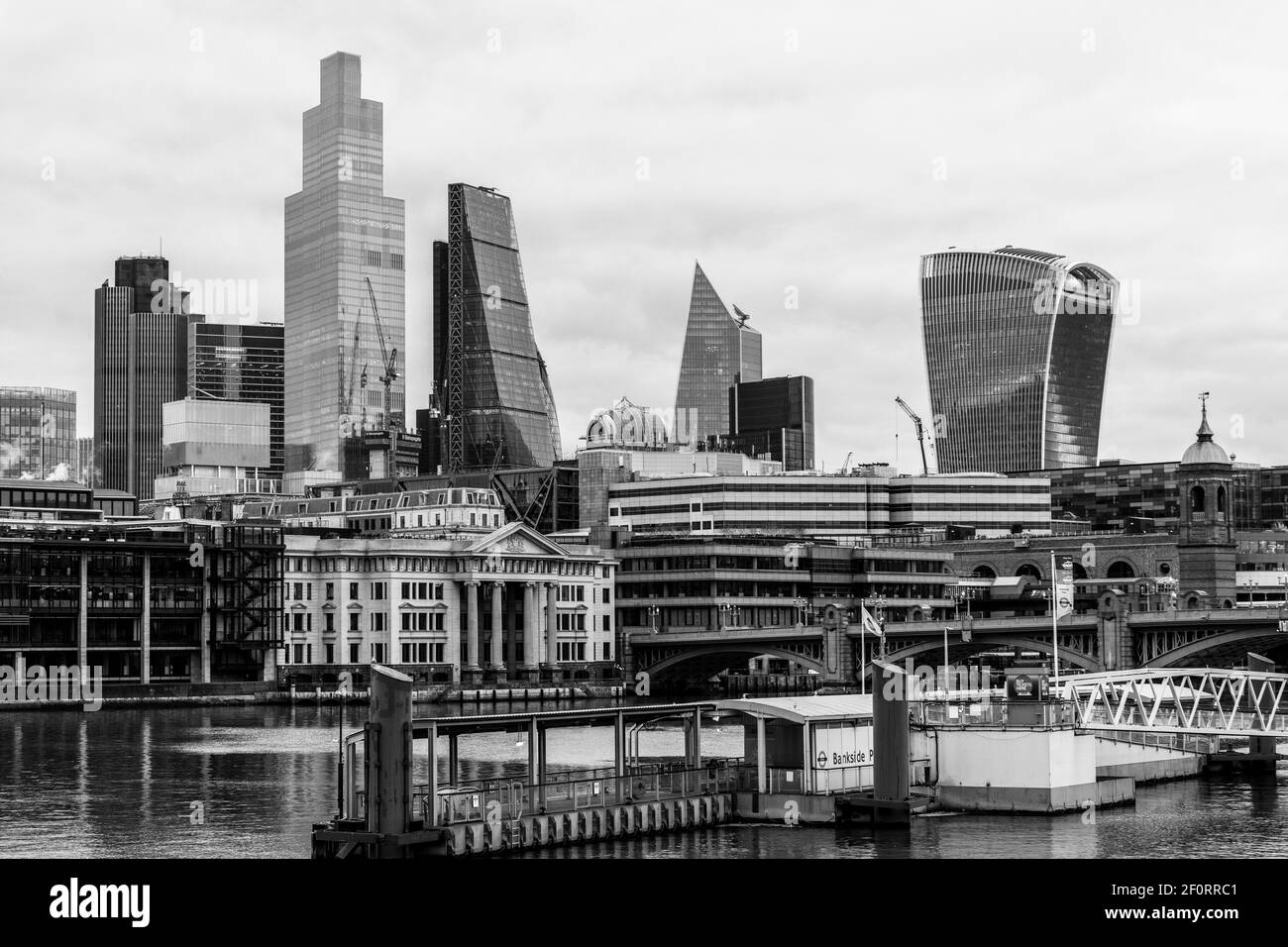 Thames street lights Black and White Stock Photos & Images - Alamy