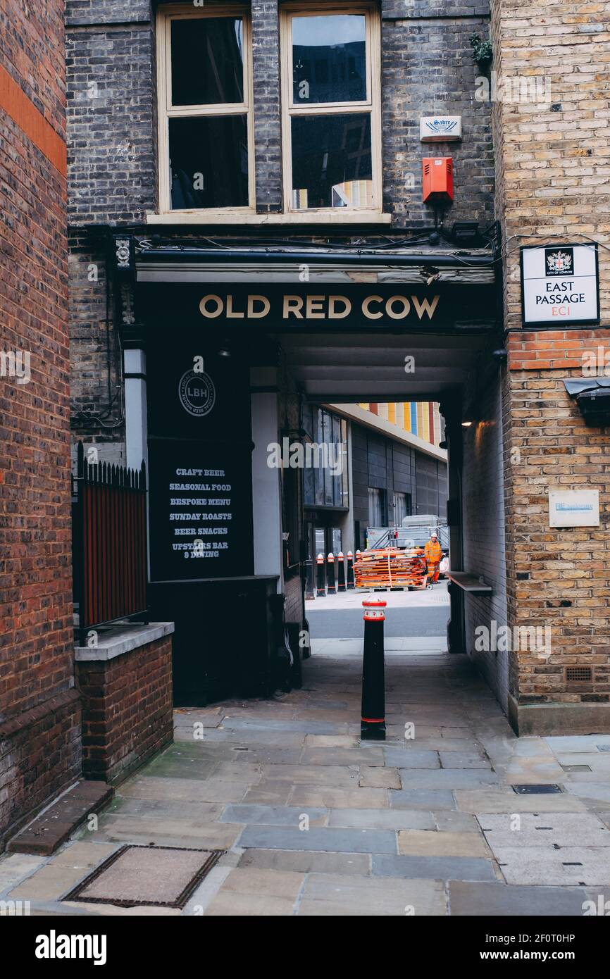 Old Red Cow public house, Long Lane, Smithfield City of London England UK Stock Photo