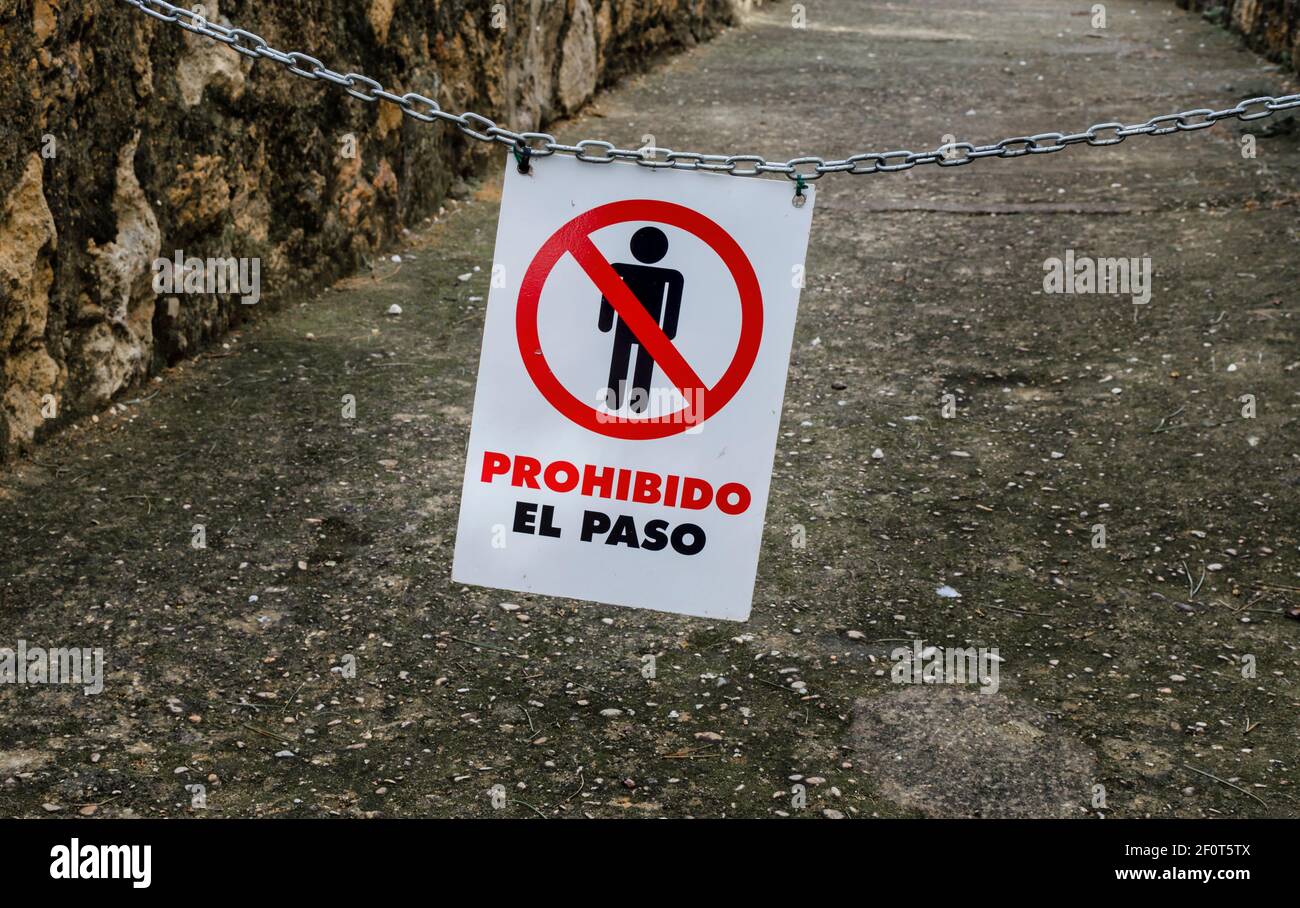 Spanish for no trespassing hi-res stock photography and images - Alamy