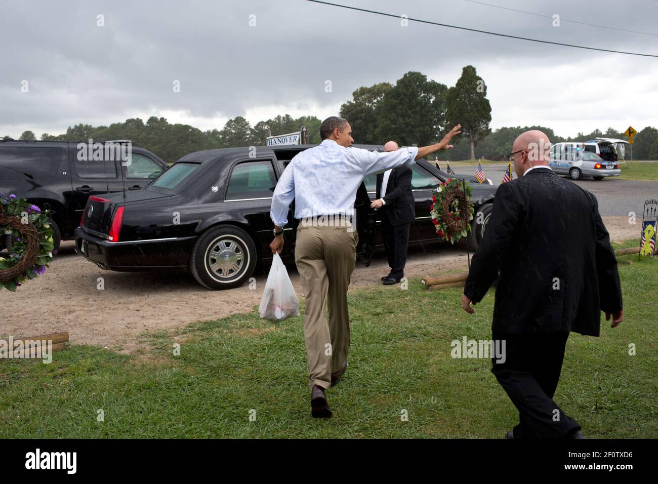 President Barack Obama Waves As He Heads To The Motorcade After A Stop At Berry S Produce Market In Mechanicsville Va Saturday July 14 12 Stock Photo Alamy President Barack Obama Waves As He Heads To The Motorcade After A Stop At Berry S Produce Market In Mechanicsville Va Saturday July 14 12 Stock Photo Alamy