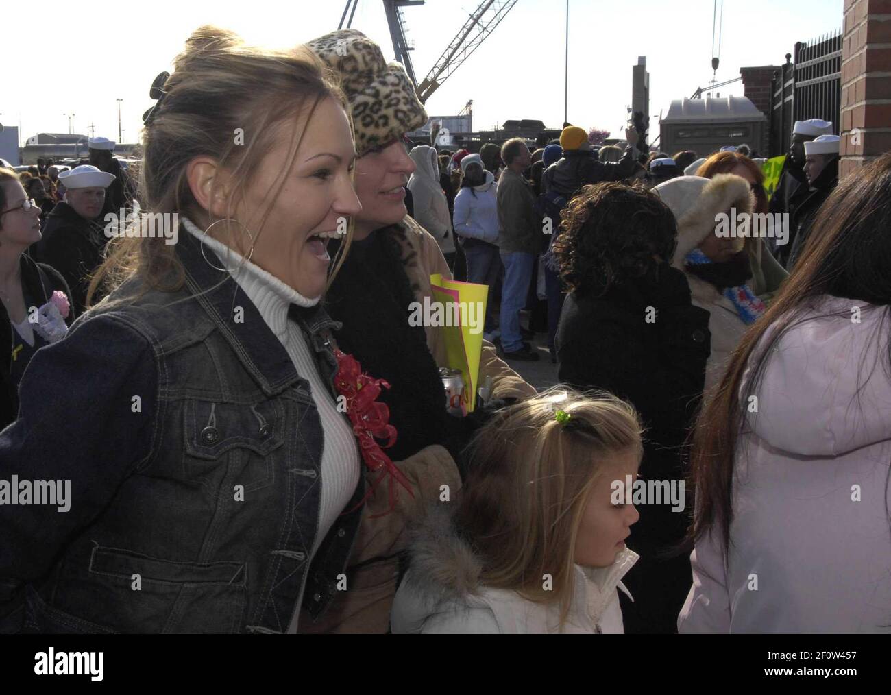 19 December 2007 - Norfolk, Virginia - Family members wait patiently as the guided-missile destroyer USS Arleigh Burke (DDG 51) returns to Naval Station Norfolk after a six-month deployment. Arleigh Burke, part of the Enterprise Carrier Strike Group, deployed to the 5th and 6th Fleet Areas of Responsibility to support theater security cooperation and maritime security operations. Photo Credit: Jon Dasbach/US Navy/Sipa Press/0712211441 Stock Photo