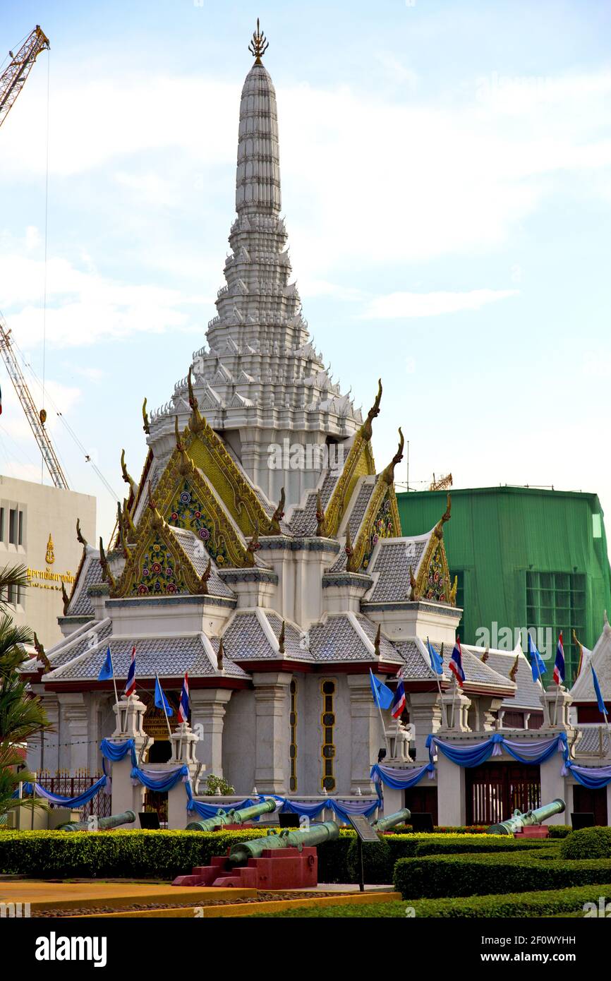 Gold temple bangkok thailand cannon Stock Photo - Alamy