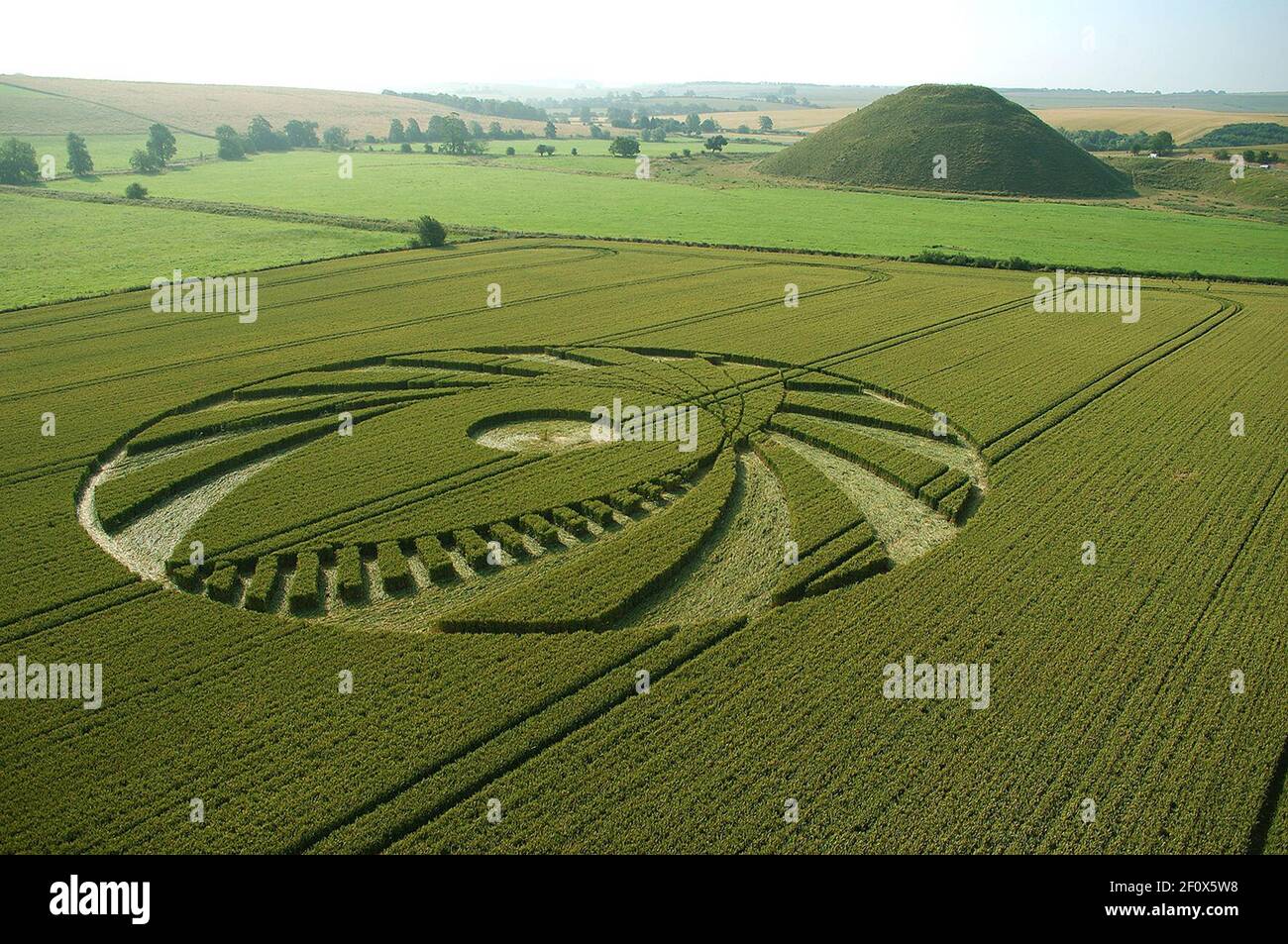 NEW CROP CIRCLE AT SIDBURY HILL THE ANCIENT EARTH MOUND IN WILTSHIRE APPEARED  2005 Stock Photo
