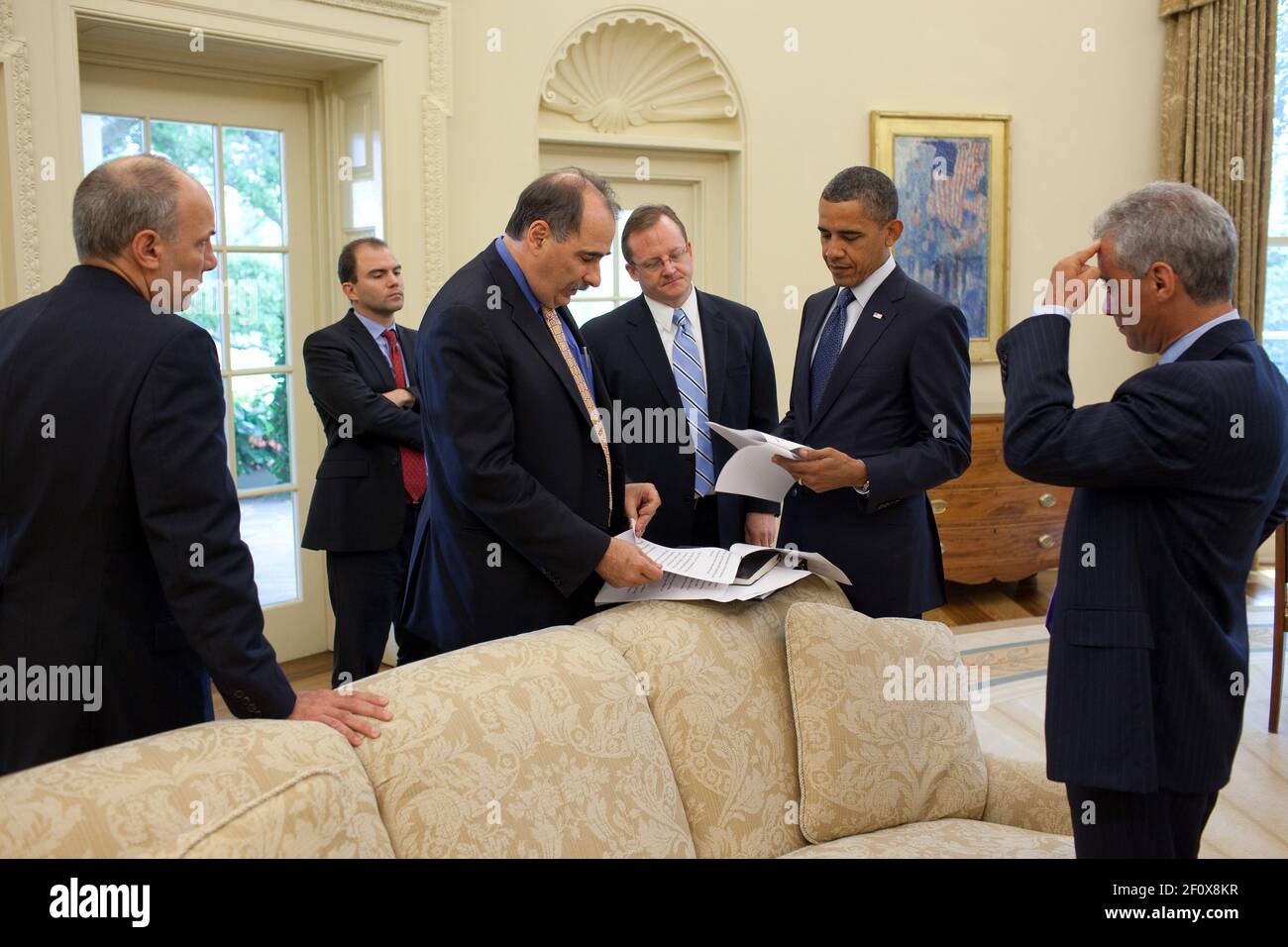 President Barack Obama talks with senior advisors in the Oval Office July 27, 2010. From left, are Phil Schiliro, Ben Rhodes, David Axelrod, Robert Gibbs, and Chief of Staff Rahm Emanuel Stock Photo