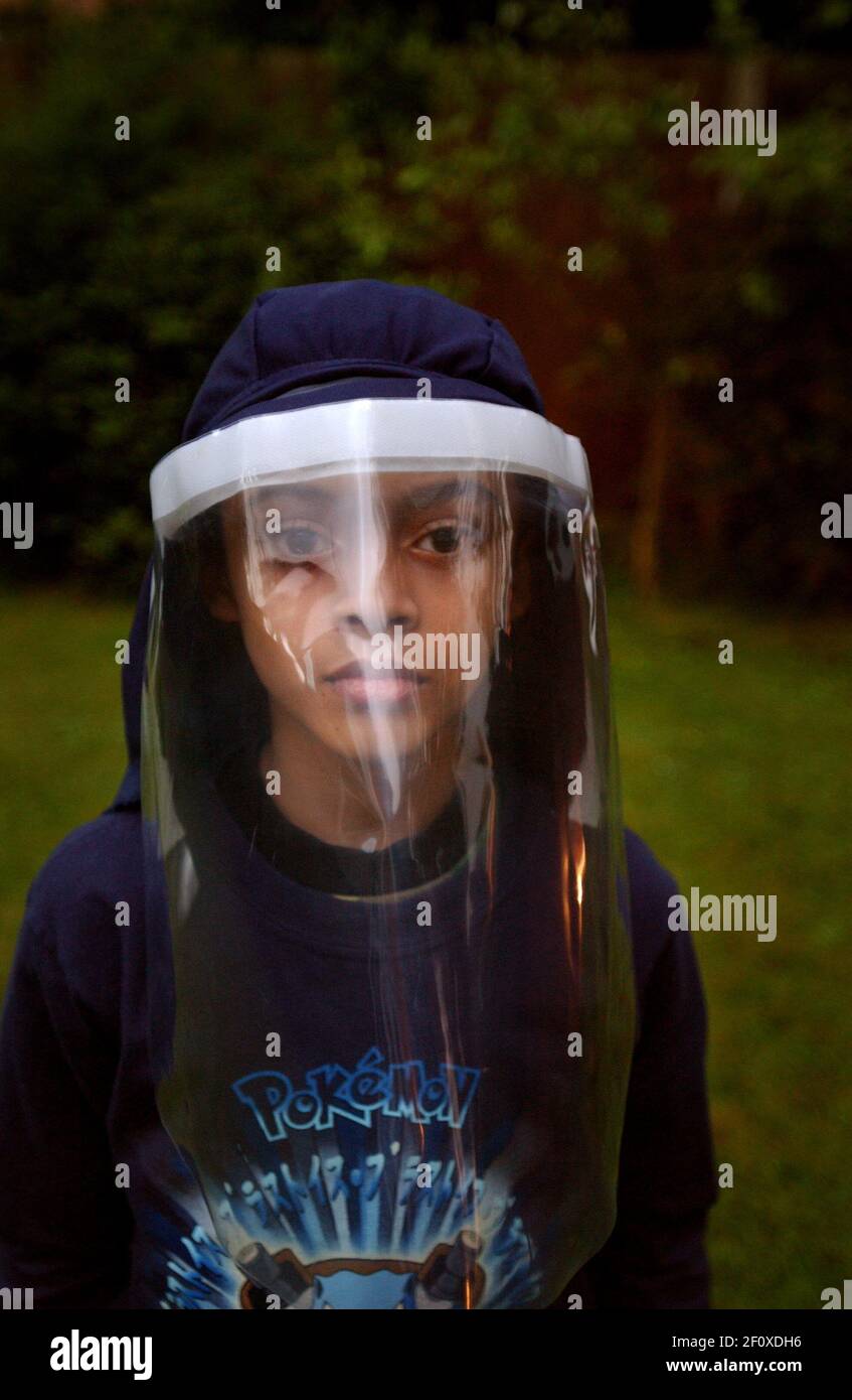 ALEX WEBB WITH HIS MASK TO PROTECT HIM FROM THE SUN'S RAYS.14/5/03 PILSTON Stock Photo