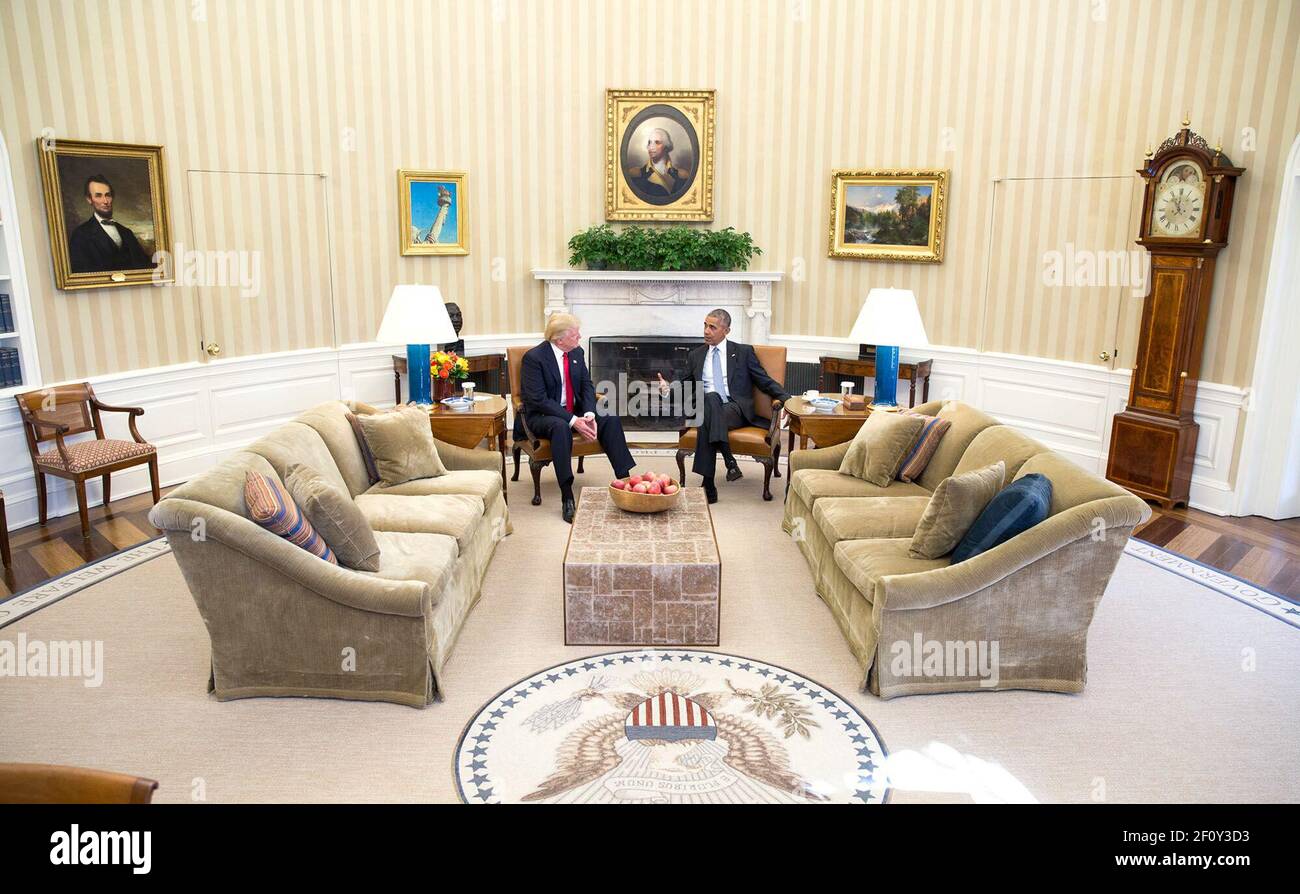 President trump in the oval office hi-res stock photography and images ...