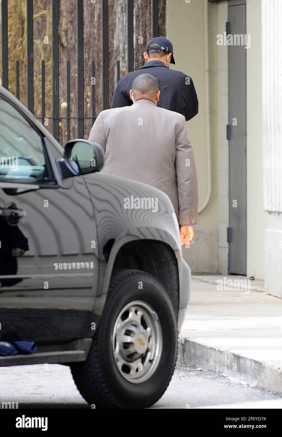 20 November 2008 - Chicago, Illinois - US President elect Barack Obama is followed by a Secret Service agent as he arrives at his gym for a morning workout in Chicago, Illinois, USA 20 November2009. Obama will be inaugurated on 20 January 2009 as the 44th president.Photo Credit: Tannen Maury/Pool/Sipa Press/0811201805 Stock Photo