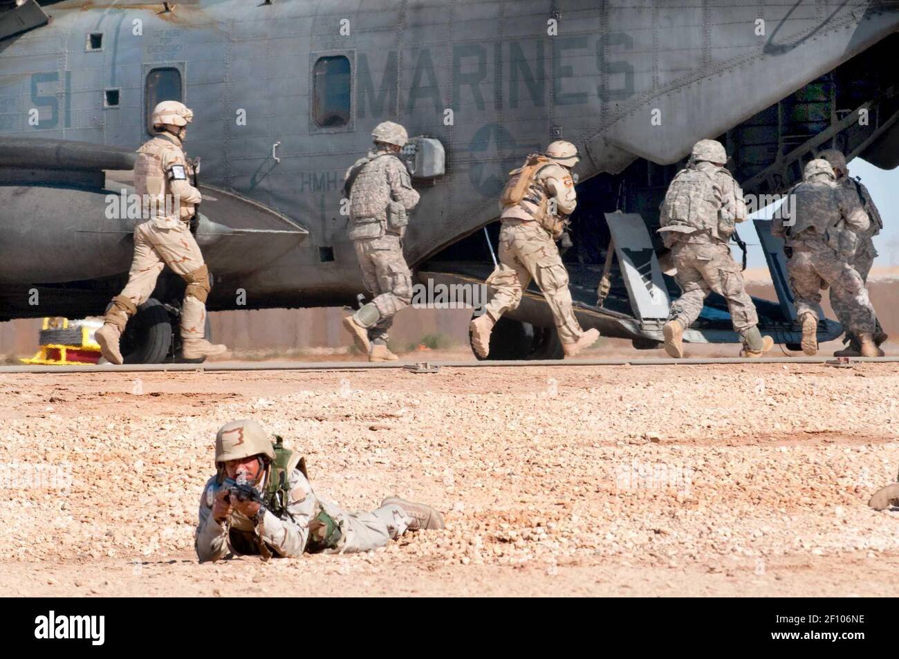 15 November 09 Anbar Province Iraq An Iraqi Soldier Secures The Perimeter Of A Landing Zone While U S Army Paratroopers And Iraqi Commandos And Scouts Board A Marine Ch 53 Sea