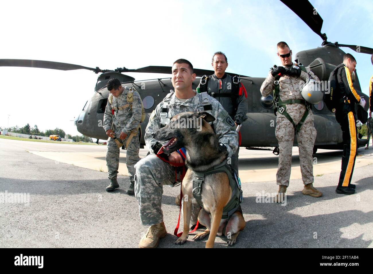 18 September 2009 - Fort Leonard Wood, Missouri - U.S. Army 1st Sgt. Chris Lalonde, center, with military working dog, Sgt. Maj. Fasco, and jumpmaster Kirby Rodriguez, behind them, along with other service jumpers pose for a picture before their historical first tandem airborne jump from an altitude of 12,500 feet on Fort Leonard Wood, Mo. Sept. 18, 2009. Lalonde is assigned to Company D, 701st Military Police Battalion; Rodriguez is assigned to the 342nd Training Squadron. Photo Credit: Vince Vander Maarel/DOD/Sipa Press/0910072042 Stock Photo