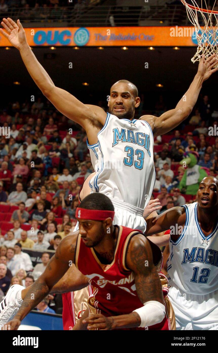 Orlando Magic guard Grant Hill leaps to cover Cleveland Cavaliers 