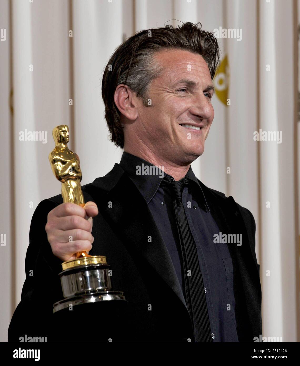 Sean Penn holds the award for best actor for his role in "Milk" at the 81st  annual Academy Awards in Hollywood, California, Sunday, February 22, 2009.  (Photo by Leonard Ortiz/Orange County Register/MCT/Sipa