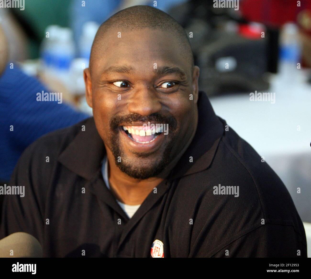 Warren Sapp poses with the newest member of the Bucs' Ring of Honor