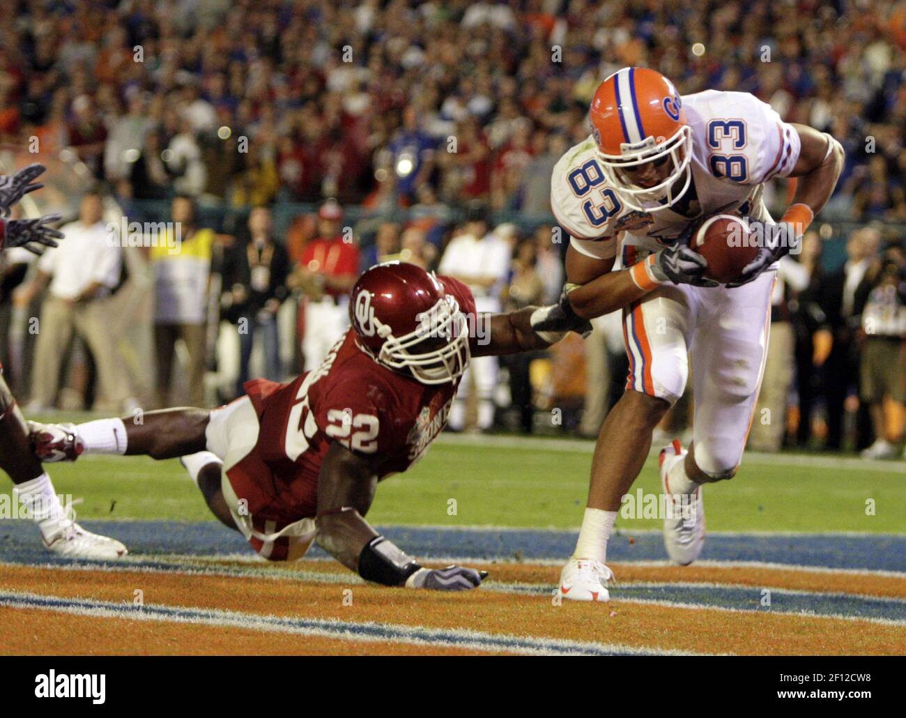 Florida wide receiver David Nelson (83) catches a pass past Oklahoma