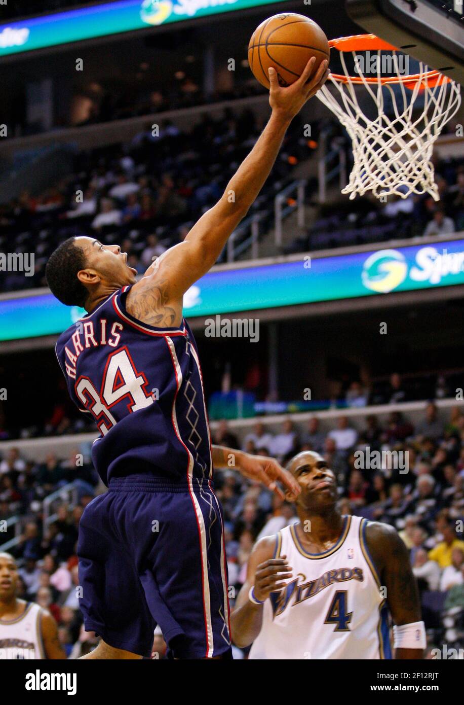 New Jersey Nets guard Devin Harris drives to the basket around Los