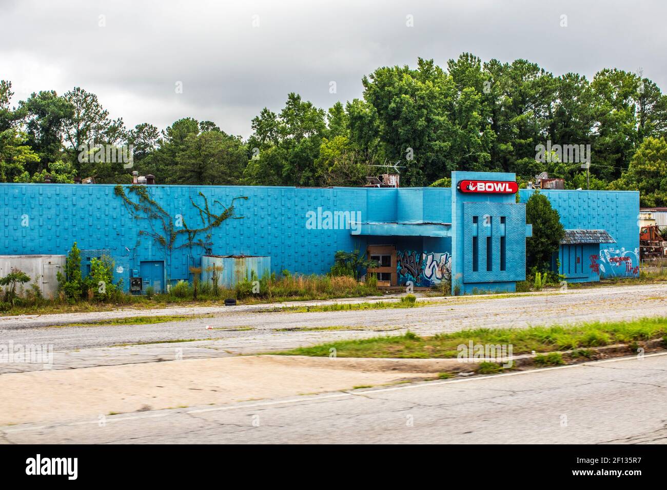 Decatur, Ga / USA 07 07 20 Old abandoned bowling alley building Stock Photo Alamy