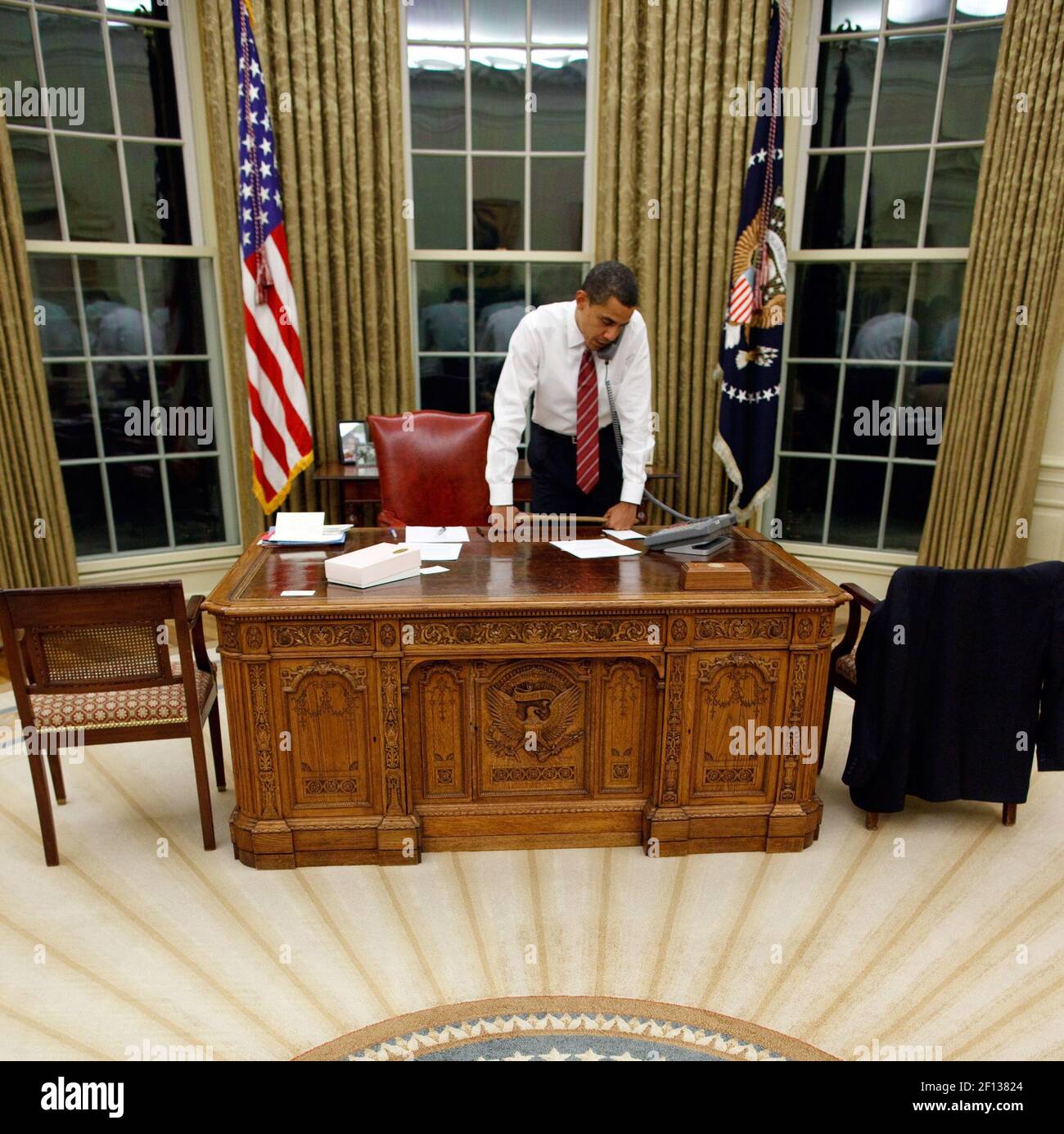 BARACK OBAMA ON PHONE w/ RUSSIAN PRESIDENT IN THE OVAL OFFICE 8X10 PHOTO AZ887 