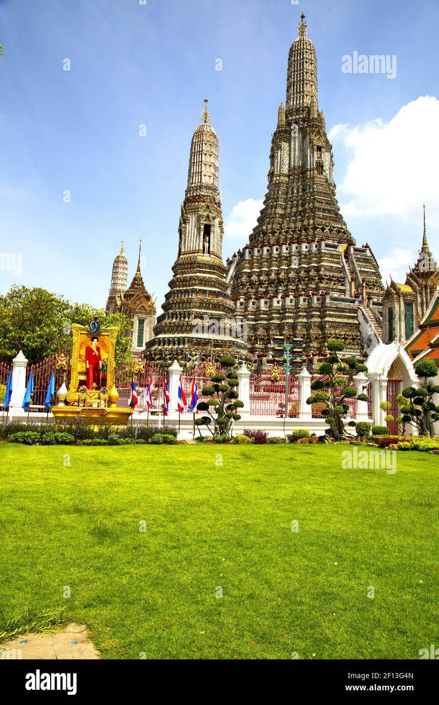 Gold temple bangkok thailand grass Stock Photo - Alamy