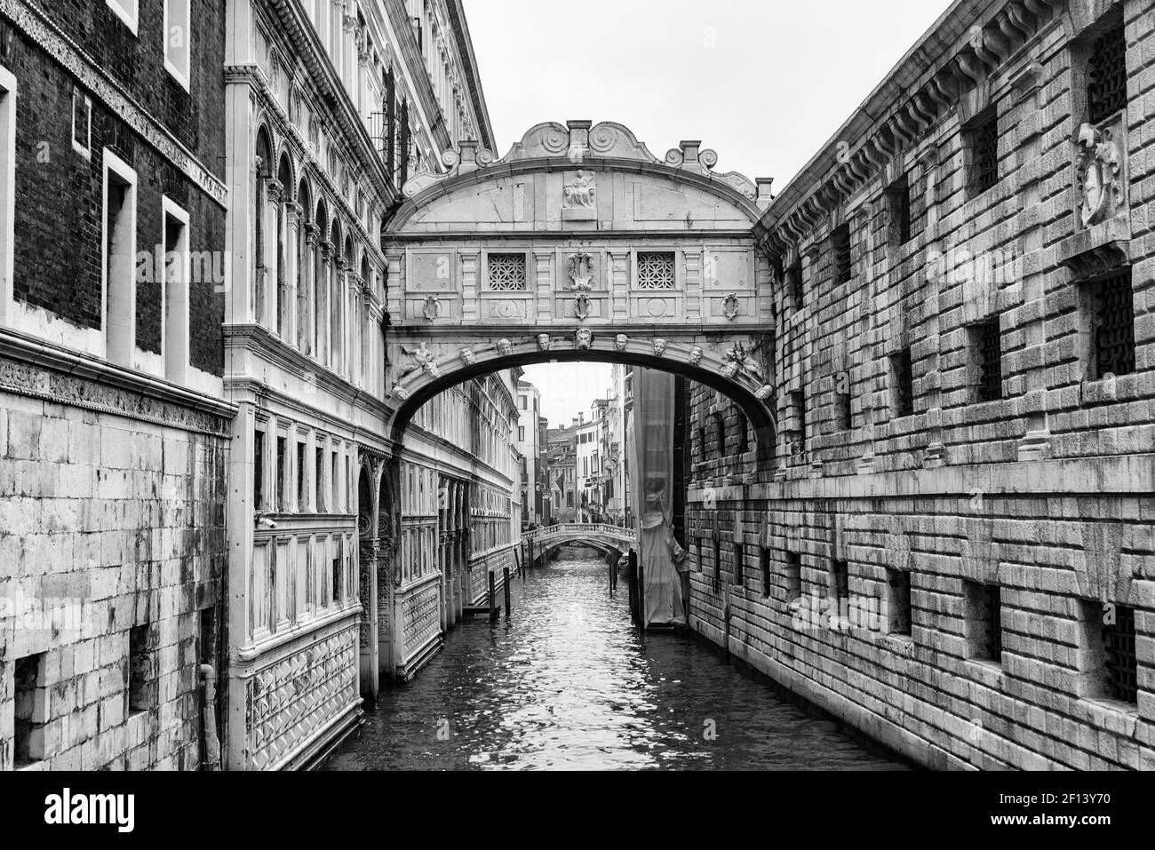Bridge of Sighs (Ponte dei Sospiri), connecting the New Prison and the Doge's Palace, Venice, Italy (black & white) Stock Photo
