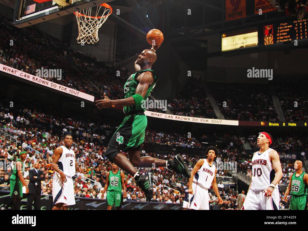 Boston Celtics forward Kevin Garnett goes up for a monstrous dunk at against the Atlanta Hawks during the second quarter at Philips Arena in Atlanta, Georgia, Saturday, April 12, 2008. (Photo by Pouya Dianat/Atlanta Journal-Constitution/MCT/Sipa USA) Stock Photo
