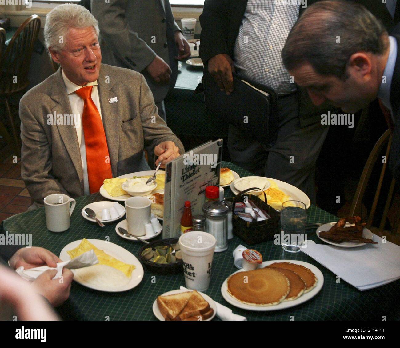 Former President Bill Clinton enjoys breakfast, Tuesday morning, January 22, 2008, at the Lizard's Thicket in Columbia, South Carolina, where Clinton was campaigning for his wife Hillary. (Photo by Jeff Blake/The State/MCT/Sipa USA) Stock Photo
