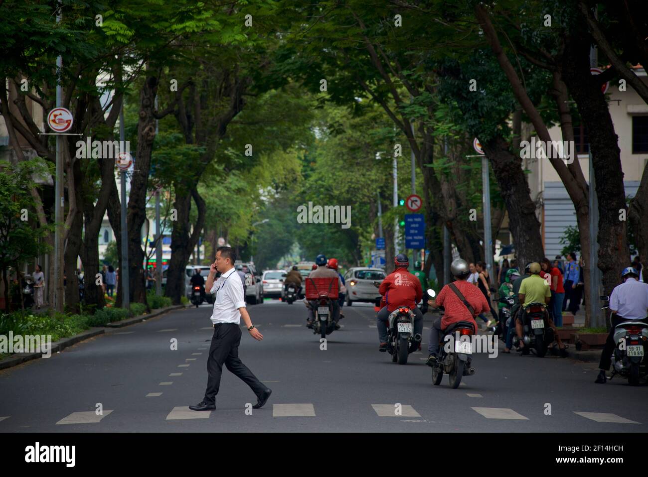 How to Cross a street in Saigon, Vietnam 