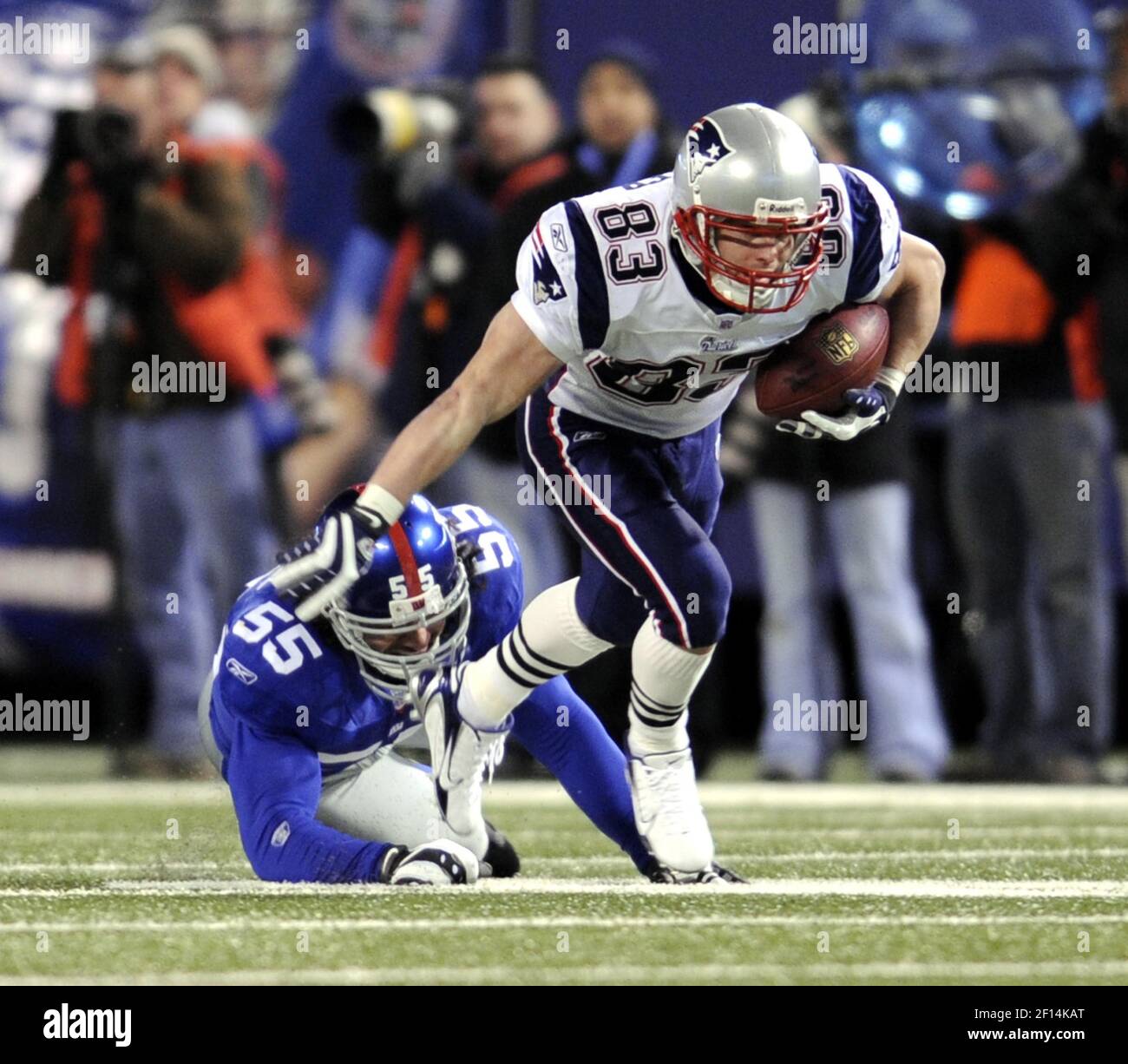 New England Patriots' Wes Welker runs for yardage past New York Giants' Kawika Mitchell in the first quarter at Giants Stadium in East Rutherford, New Jersey, on Saturday, December 29, 2007. (Photo by David L. Pokress/Newsday/MCT/Sipa USA) Stock Photo