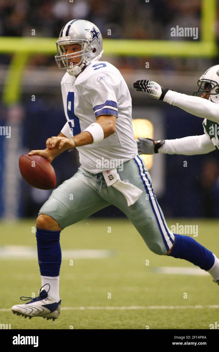 Dallas Cowboys quarterback Tony Romo (9) calls out the play during the  Cowboy's 26-20 victory over the Chiefs at Arrowhead Stadium. (Credit Image:  © Jacob Paulsen/Southcreek Global/ZUMApress.com Stock Photo - Alamy