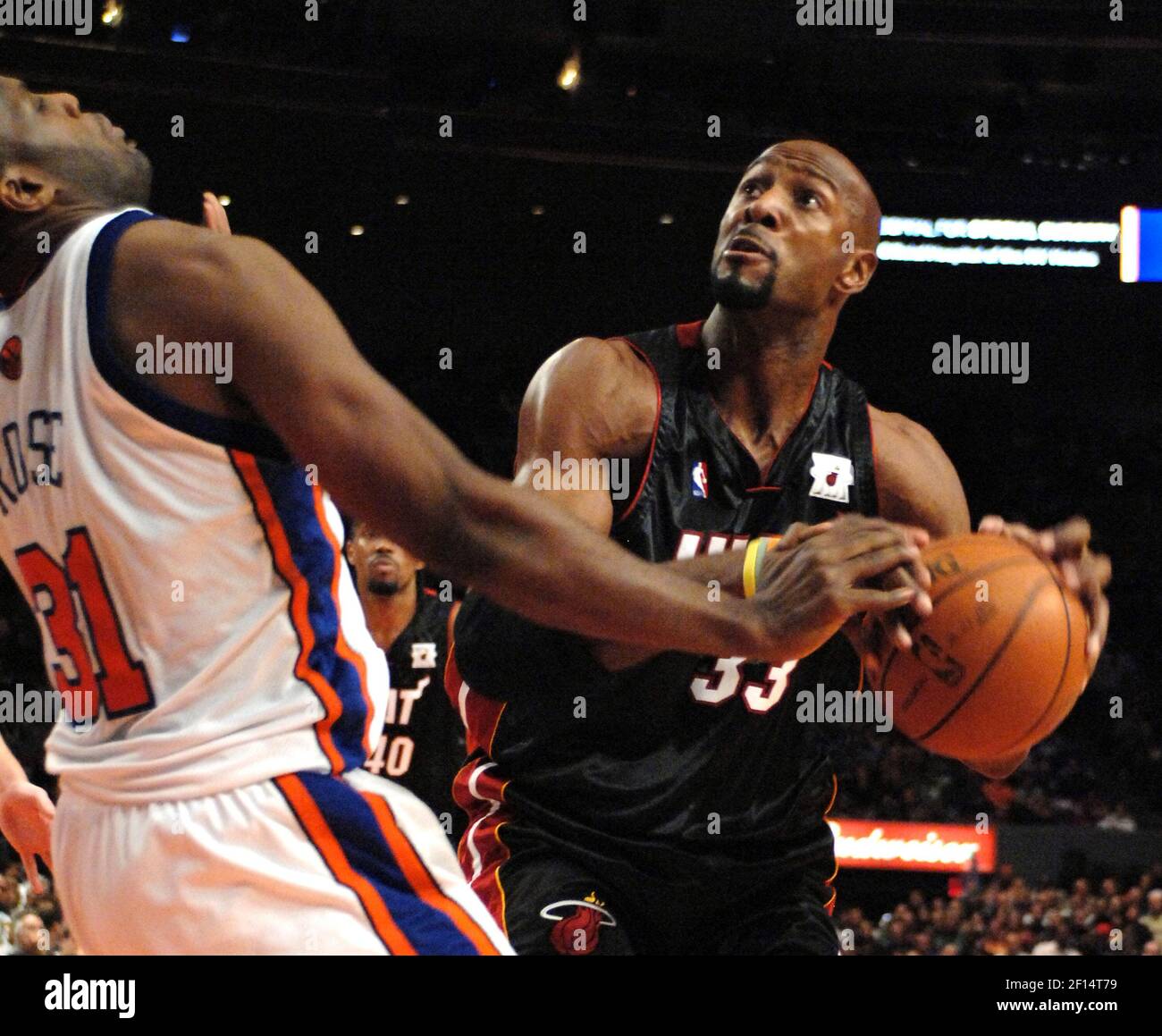 The New York Knicks' Malik Rose (left) knocks the ball from the Miami Heat's Alonzo Mourning (33) in the third quarter. The Heat defeated the Knicks, 75-72, at Madison Square Garden in New York City, Sunday, November 11, 2007. (Photo by J. Conrad Williams Jr./Newsday/MCT/Sipa USA) Stock Photo
