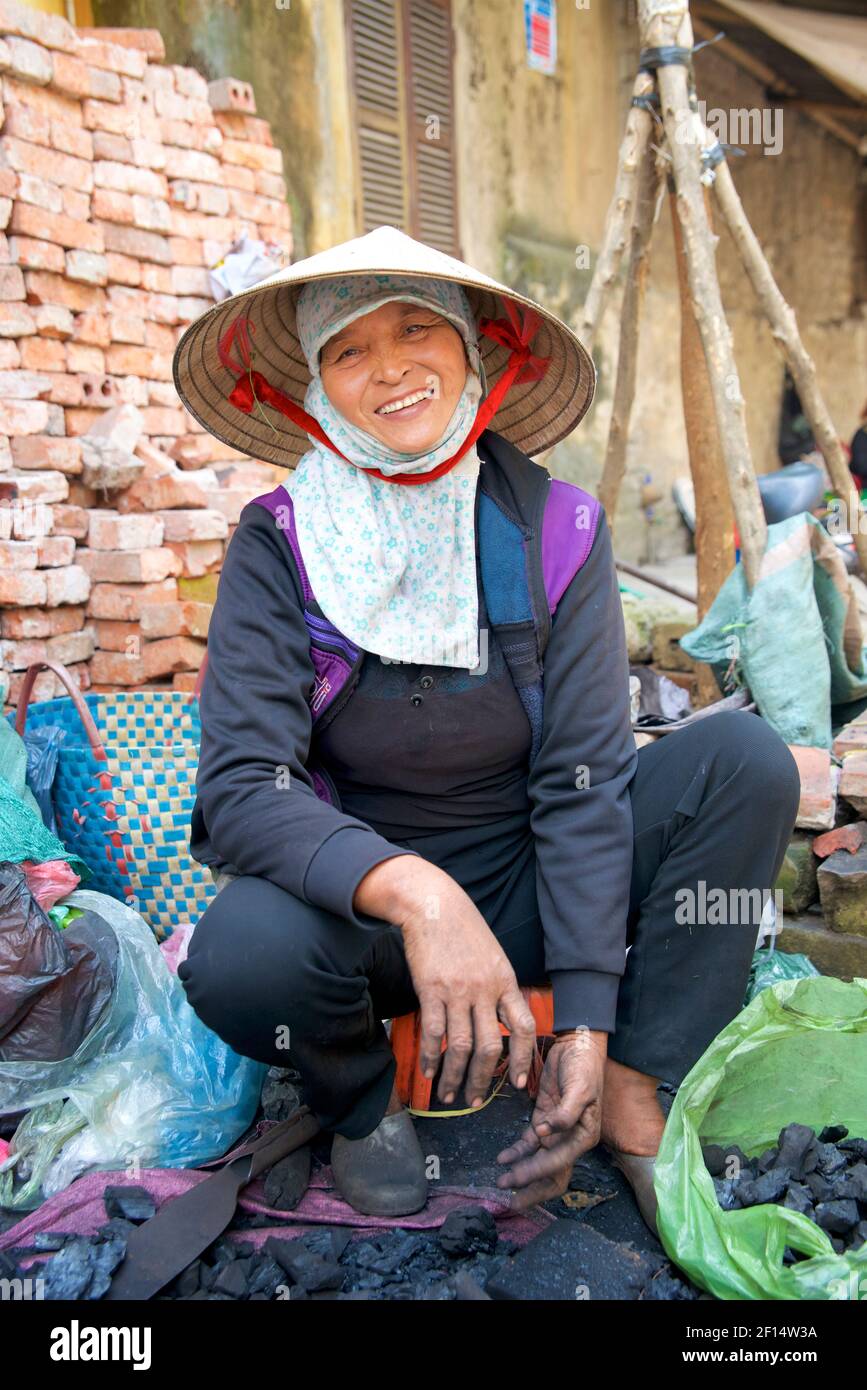 Vietnamese woman selling charcoal at Thanh Liêm market, Hà Nam, Ha Nam Province, Northern Vietnam Stock Photo
