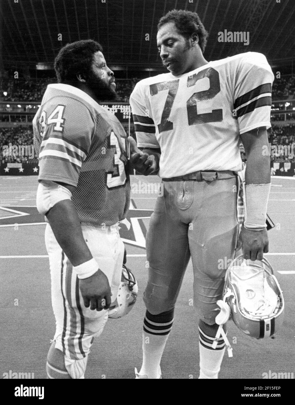 Dallas Cowboys Ed "Too Tall" Jones talks with the Houston Oilers Earl Campbell after the game