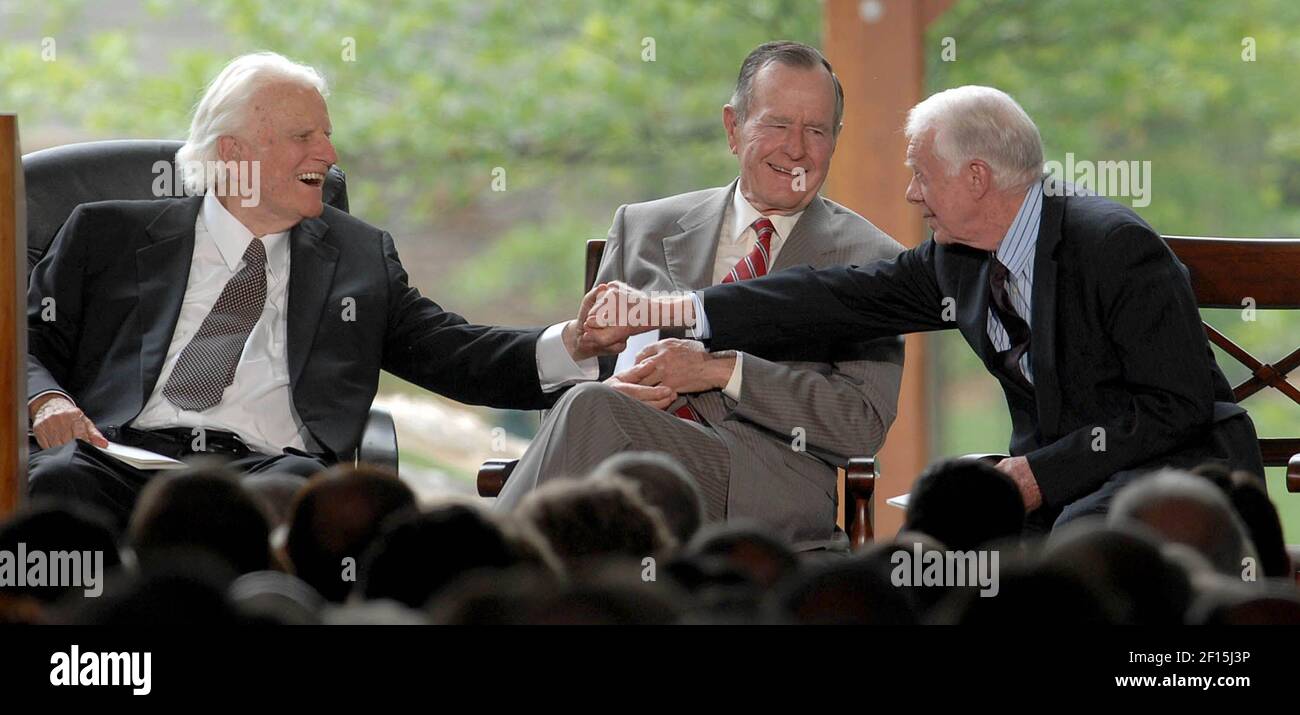 Billy Graham shakes hands with Billy Carter at the dedication ceremony for the Billy Graham Library in Charlotte, North Carolina, Thursday, May 31, 2007. (Photo by Todd Sumlin/Charlotte Observer/MCT/Sipa USA) Stock Photo