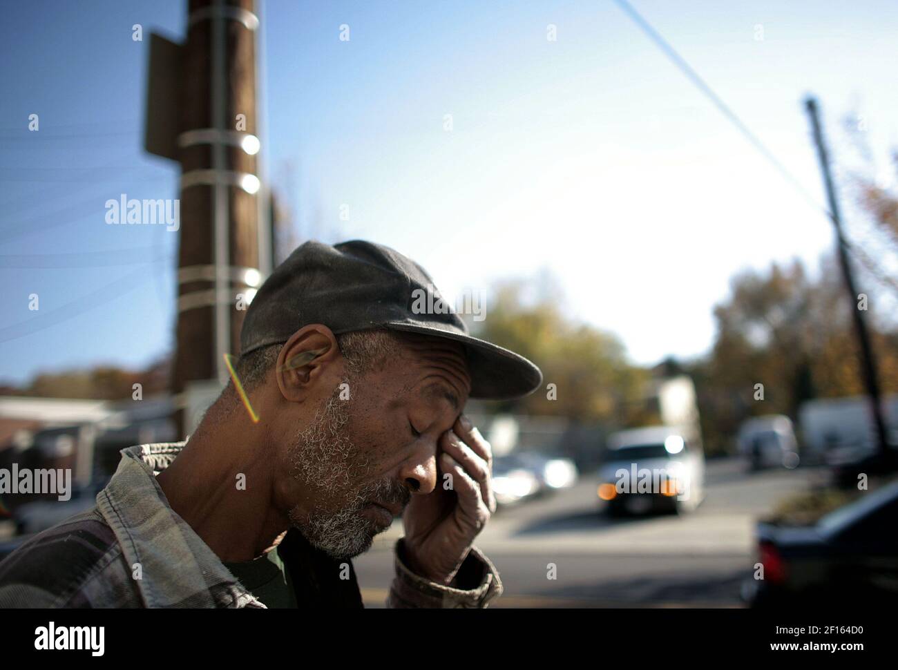John Treece, 60, leaves the Bread for the City food pantry in the Anacostia section of Washington, DC, on November 2, 2006. The share of poor Americans living in deep poverty has reached a 32-year high, while millions of middle-income Americans have fallen closer to the poverty line due to what one researcher calls a 'sinkhole effect' on income. Washington, D.C., has the highest concentration of severely poor people among all states, 10.8 percent. (Photo by Chuck Kennedy/MCT/Sipa USA) Stock Photo