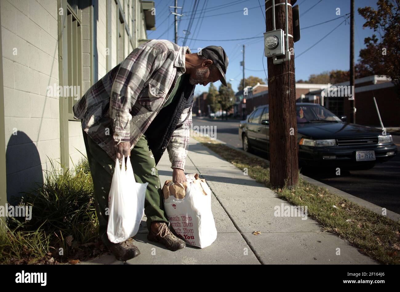 John Treece, 60, leaves the Bread for the City food pantry in the Anacostia section of Washington, DC, on November 2, 2006. The share of poor Americans living in deep poverty has reached a 32-year high, while millions of middle-income Americans have fallen closer to the poverty line due to what one researcher calls a 'sinkhole effect' on income. Washington, D.C., has the highest concentration of severely poor people among all states, 10.8 percent. (Photo by Chuck Kennedy/MCT/Sipa USA) Stock Photo