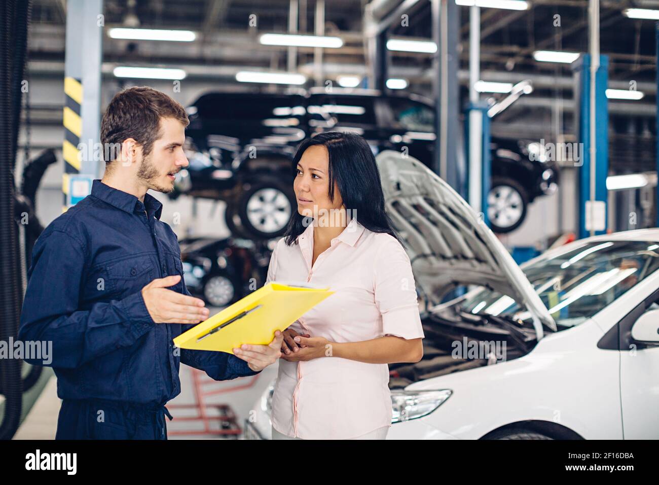 Mechanic client auto service hi-res stock photography and images - Alamy