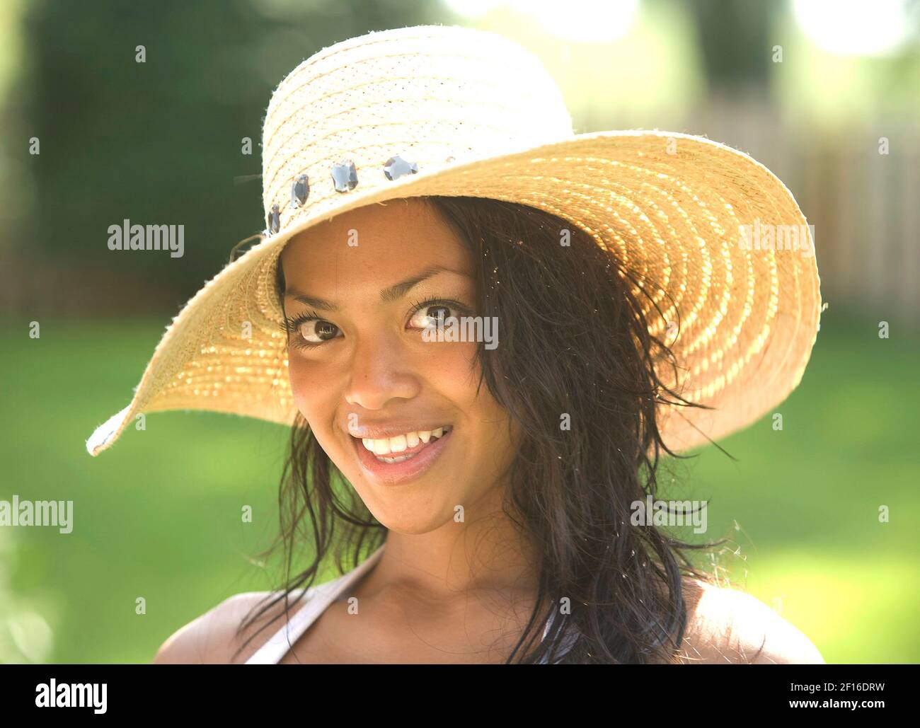 Raffia hat hi-res stock photography and 