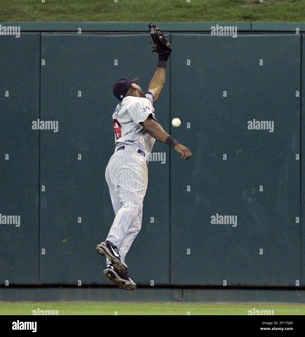 Torii Hunter takes a punch from the Target Field wall – Twin Cities