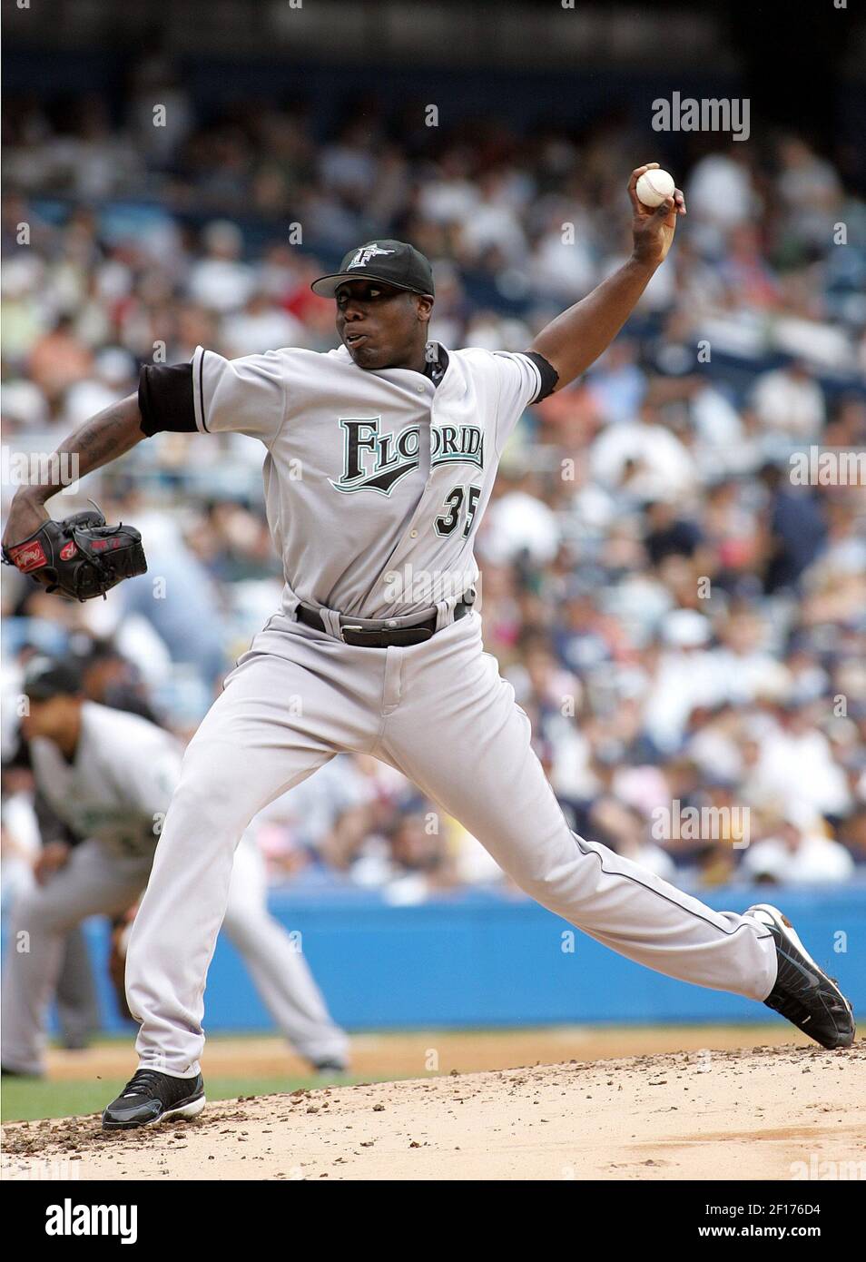 Florida Marlins starter Dontrelle Willis delivers a pitch during the first  inning of a spring training baseball game against the Baltimore Orioles,  Wednesday, March 7, 2007. (AP Photo/Charlie Riedel Stock Photo - Alamy