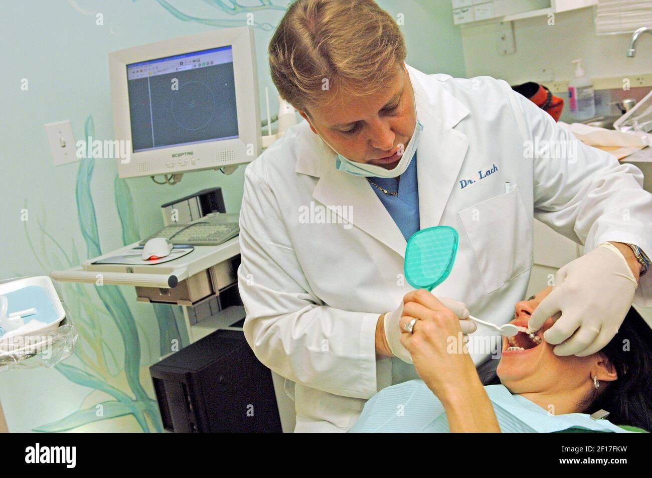 Oviedo orthodontist Dr. David Lach checks Tracy Shoelson's teeth using the  Suresmile scanner, Monday, February 20, 2006. (Photo by Roberto  Gonzalez/Orlando Sentinel/KRT Stock Photo - Alamy
