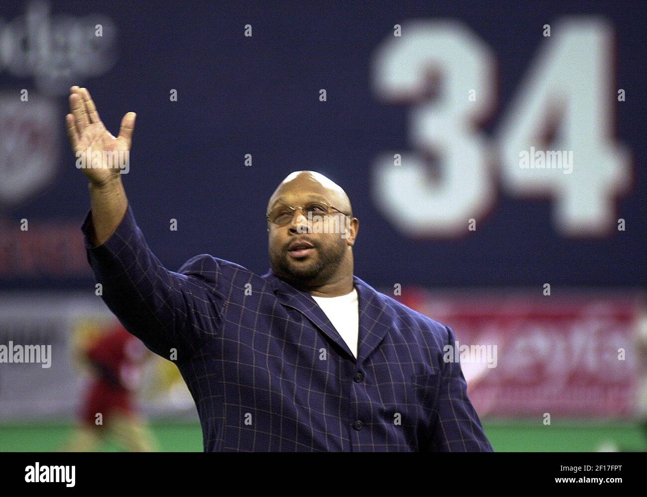 Former Minnesota Twins outfielder Kirby Puckett acknowledges the crowd