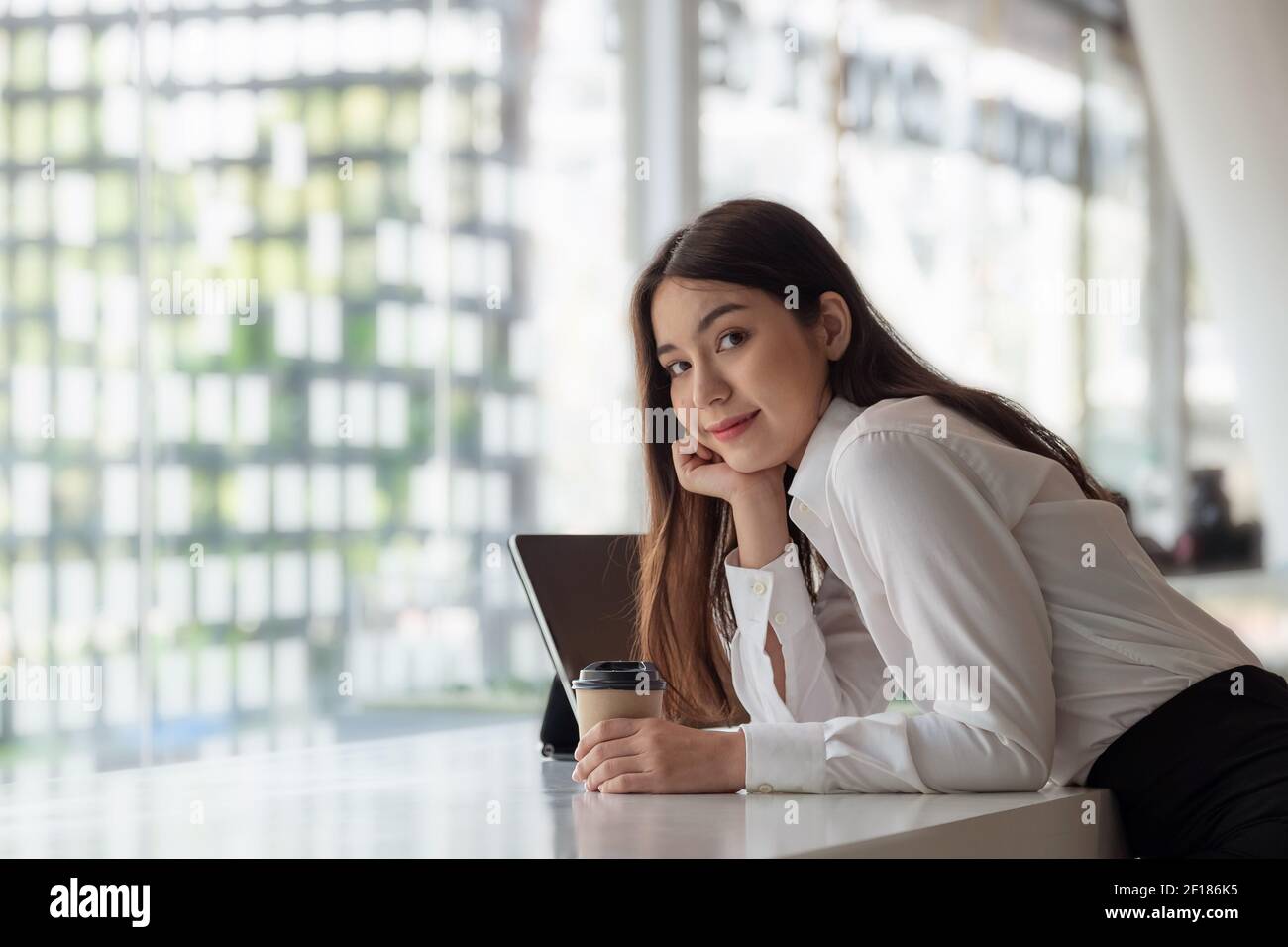 Portrait japanese office lady hi-res stock photography and images - Alamy